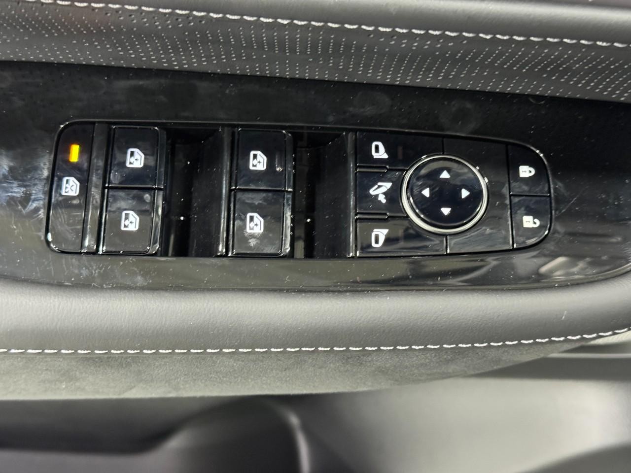 INFINITI QX80 Vehicle Full-screen Gallery Image 25