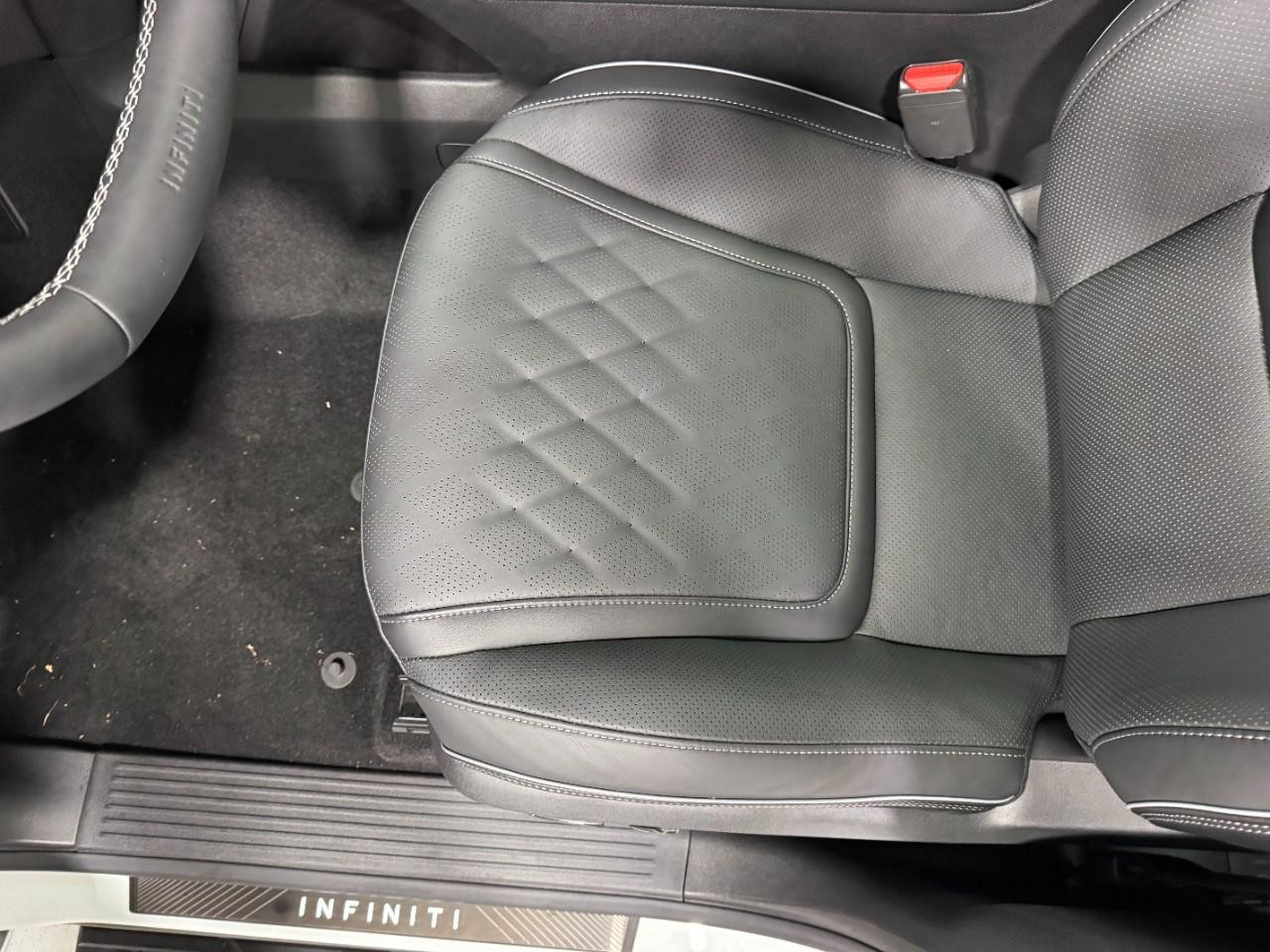 INFINITI QX80 Vehicle Full-screen Gallery Image 27