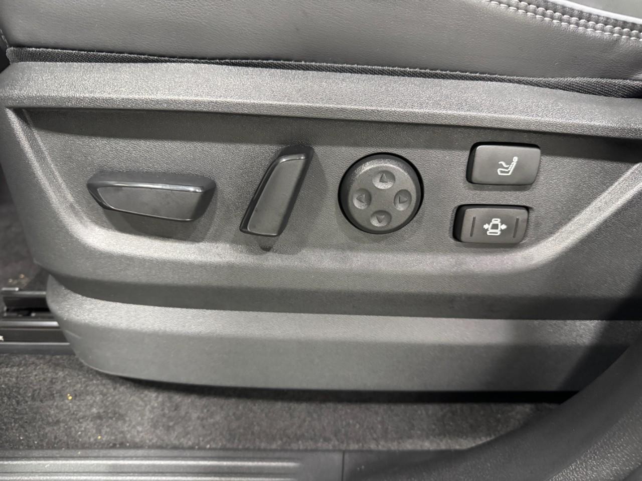 INFINITI QX80 Vehicle Full-screen Gallery Image 28