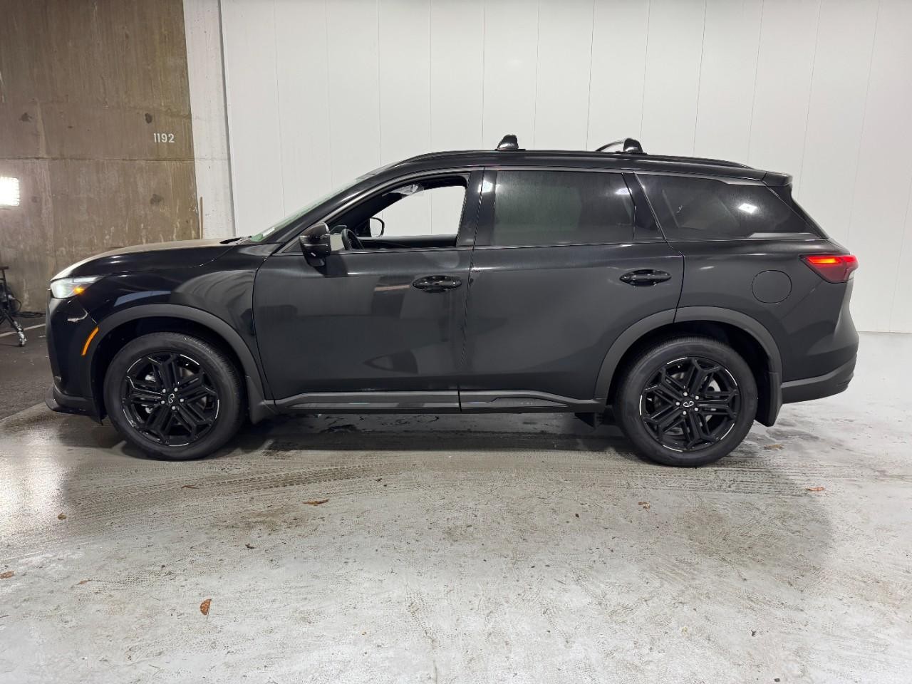 INFINITI QX60 Vehicle Full-screen Gallery Image 2