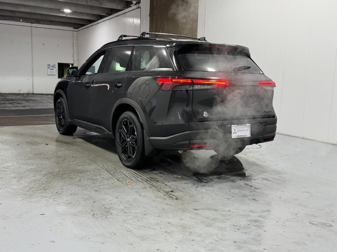 INFINITI QX60 Vehicle Full-screen Gallery Image 3