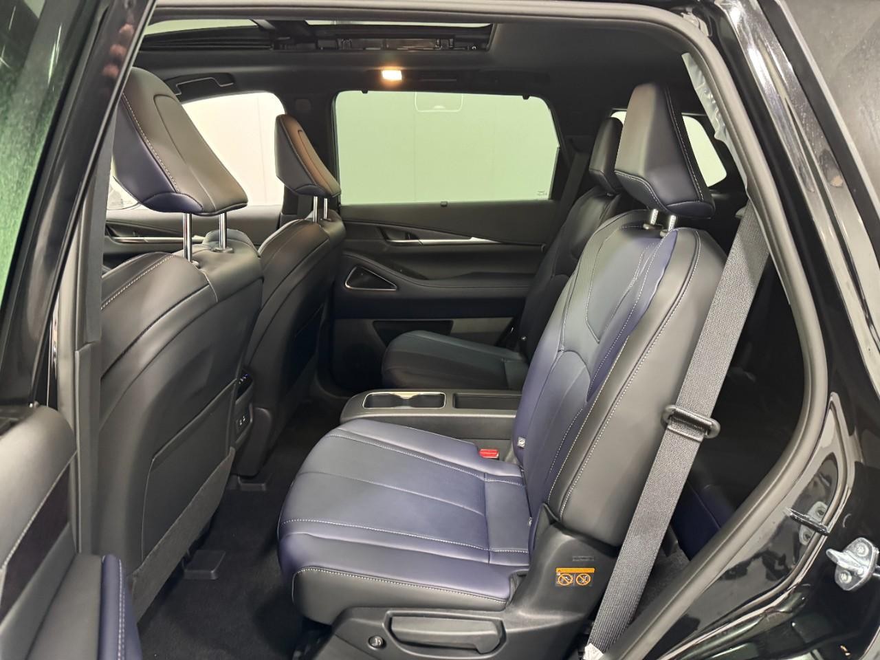 INFINITI QX60 Vehicle Full-screen Gallery Image 9