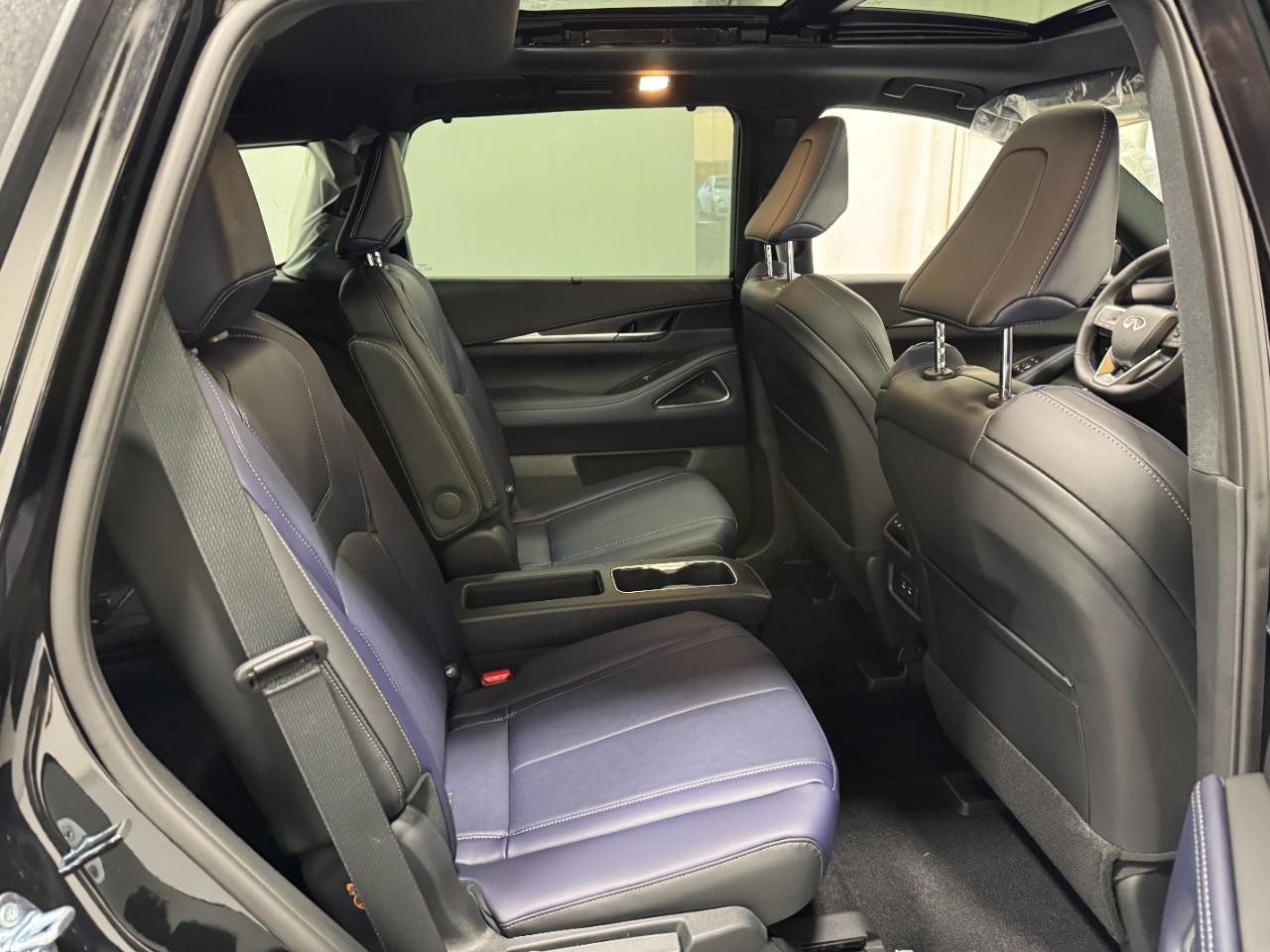 INFINITI QX60 Vehicle Full-screen Gallery Image 12