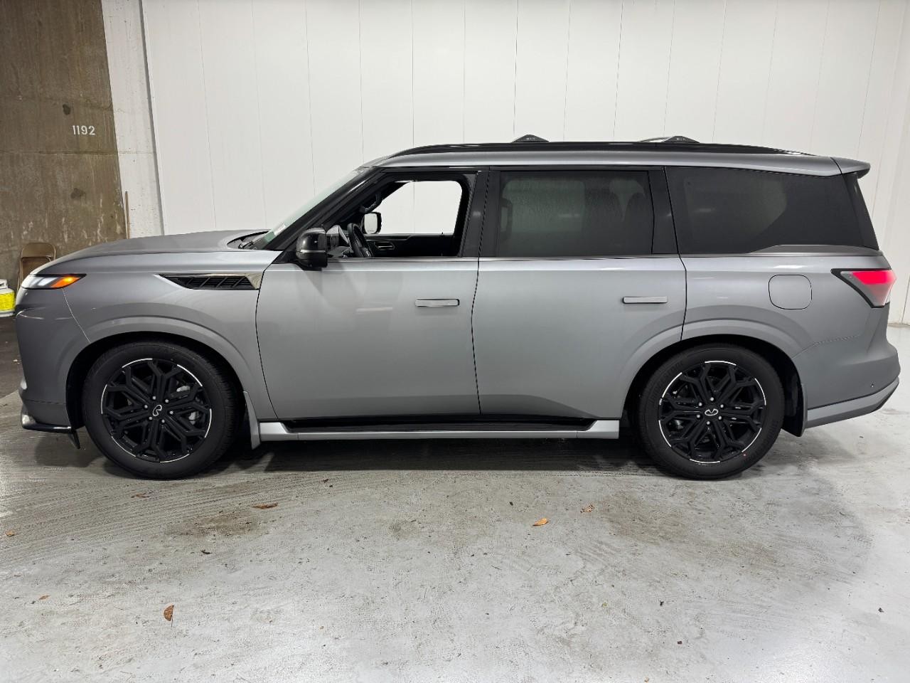 INFINITI QX80 Vehicle Full-screen Gallery Image 2