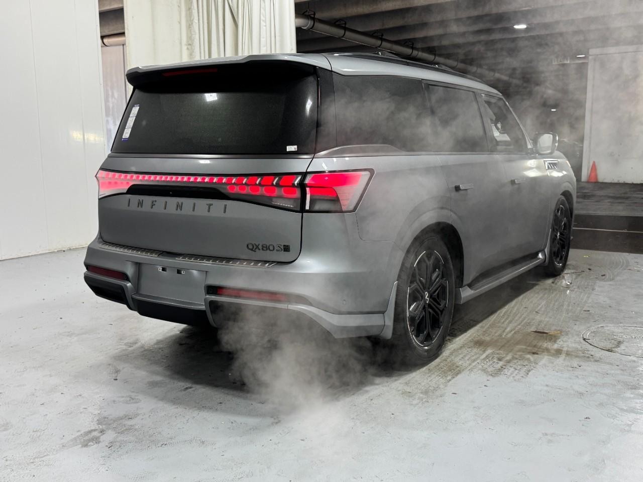 INFINITI QX80 Vehicle Full-screen Gallery Image 4