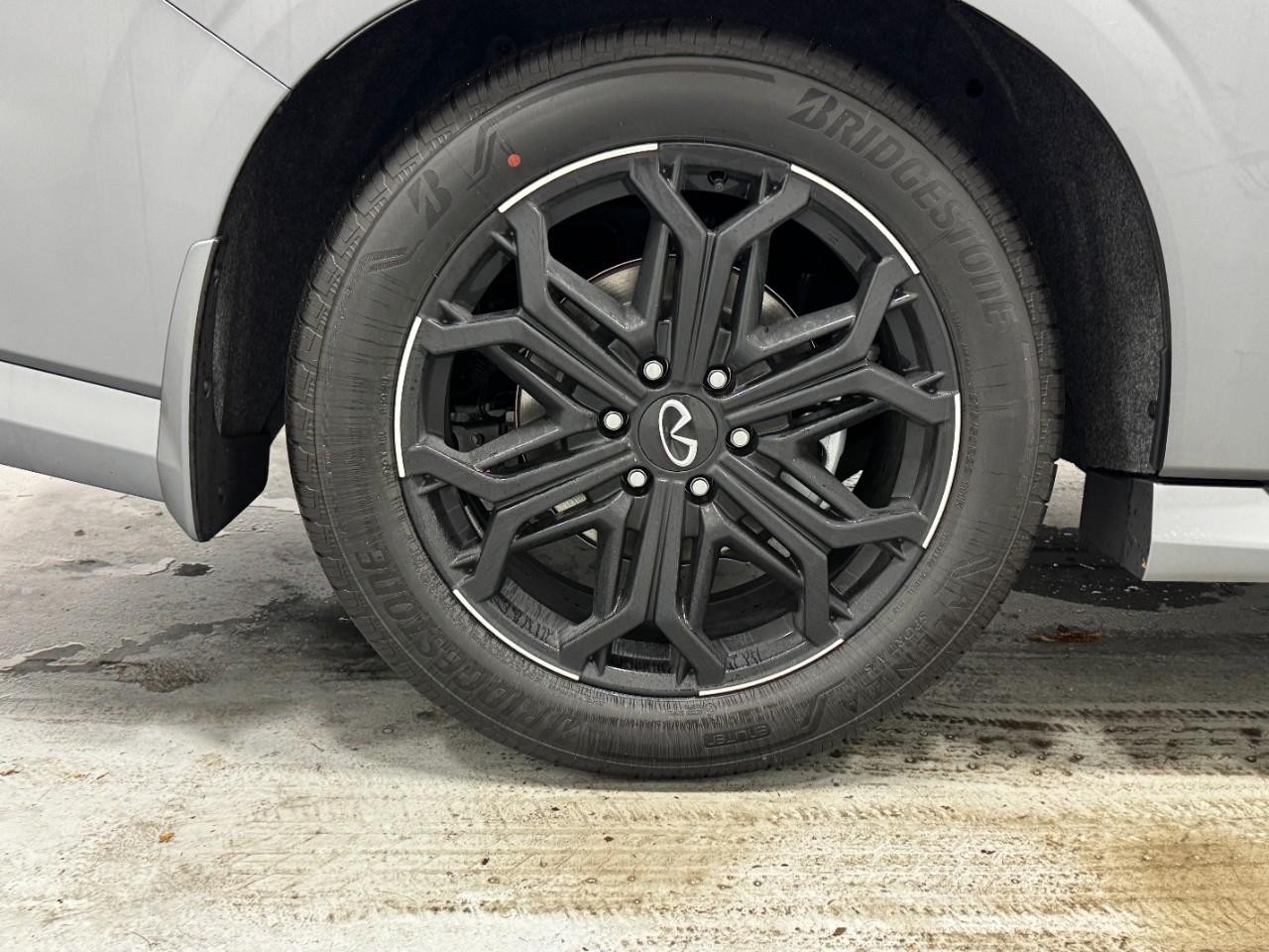 INFINITI QX80 Vehicle Full-screen Gallery Image 5