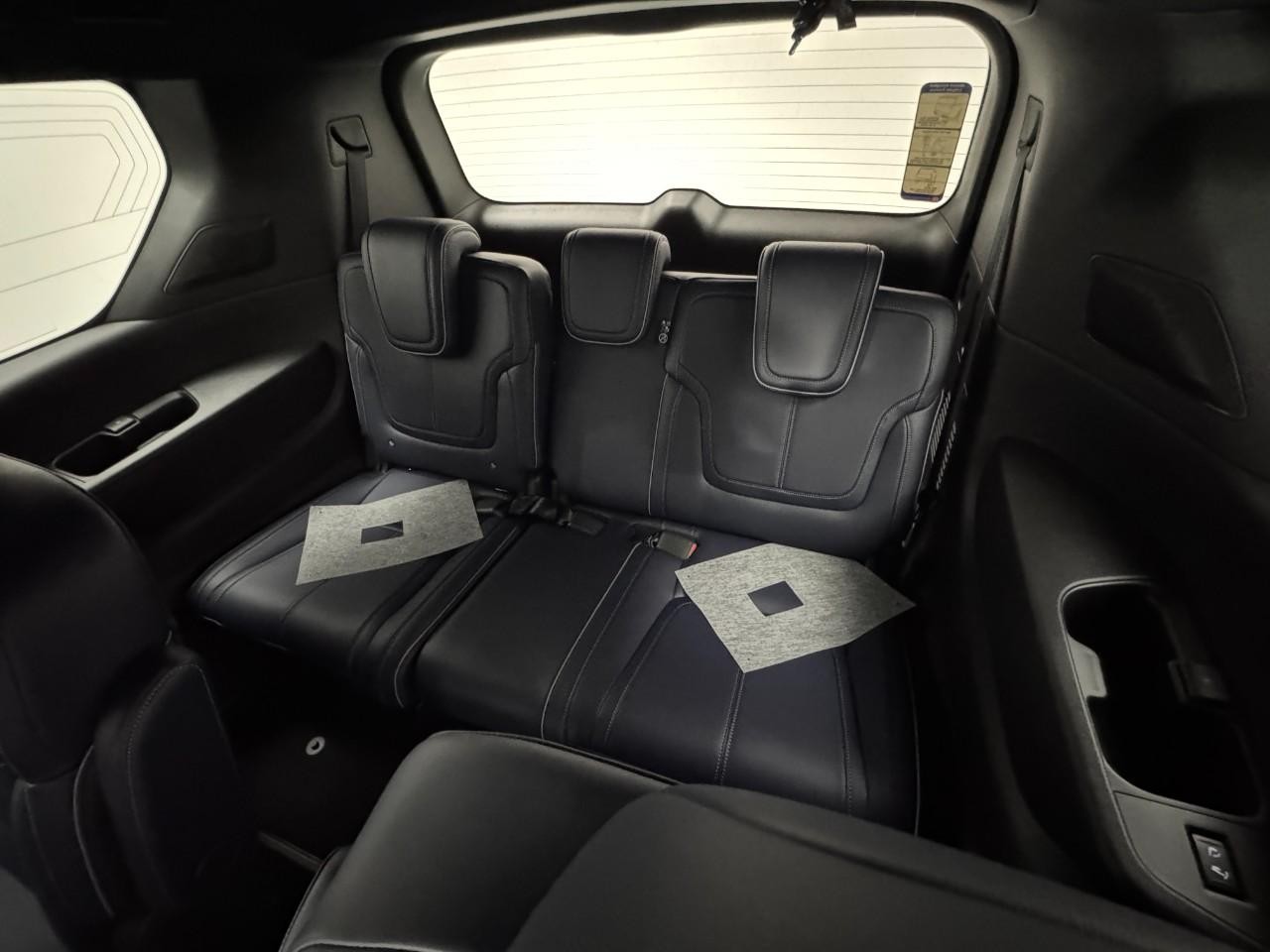 INFINITI QX80 Vehicle Full-screen Gallery Image 8