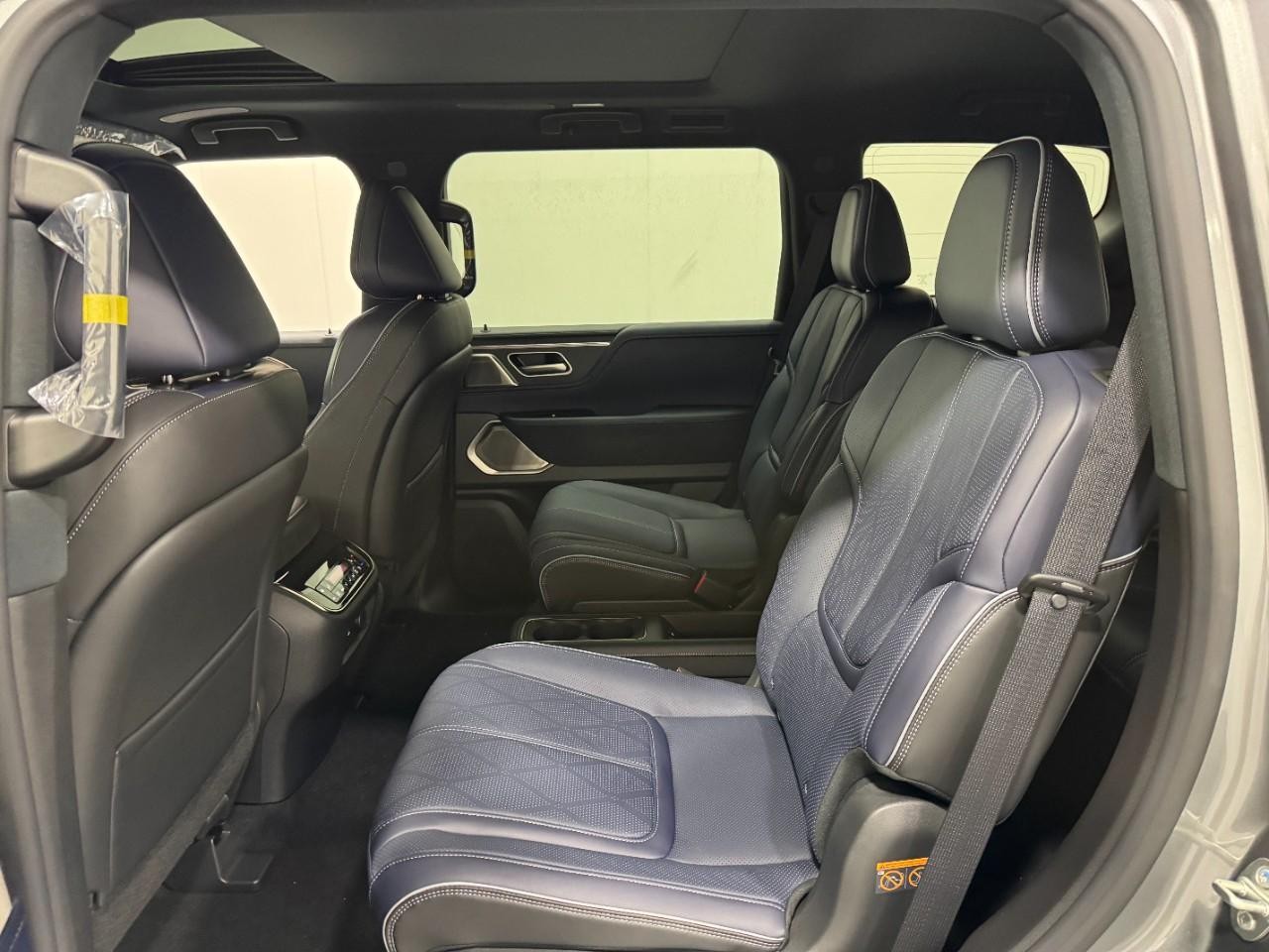 INFINITI QX80 Vehicle Full-screen Gallery Image 9