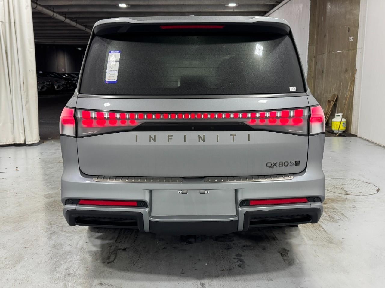 INFINITI QX80 Vehicle Full-screen Gallery Image 10