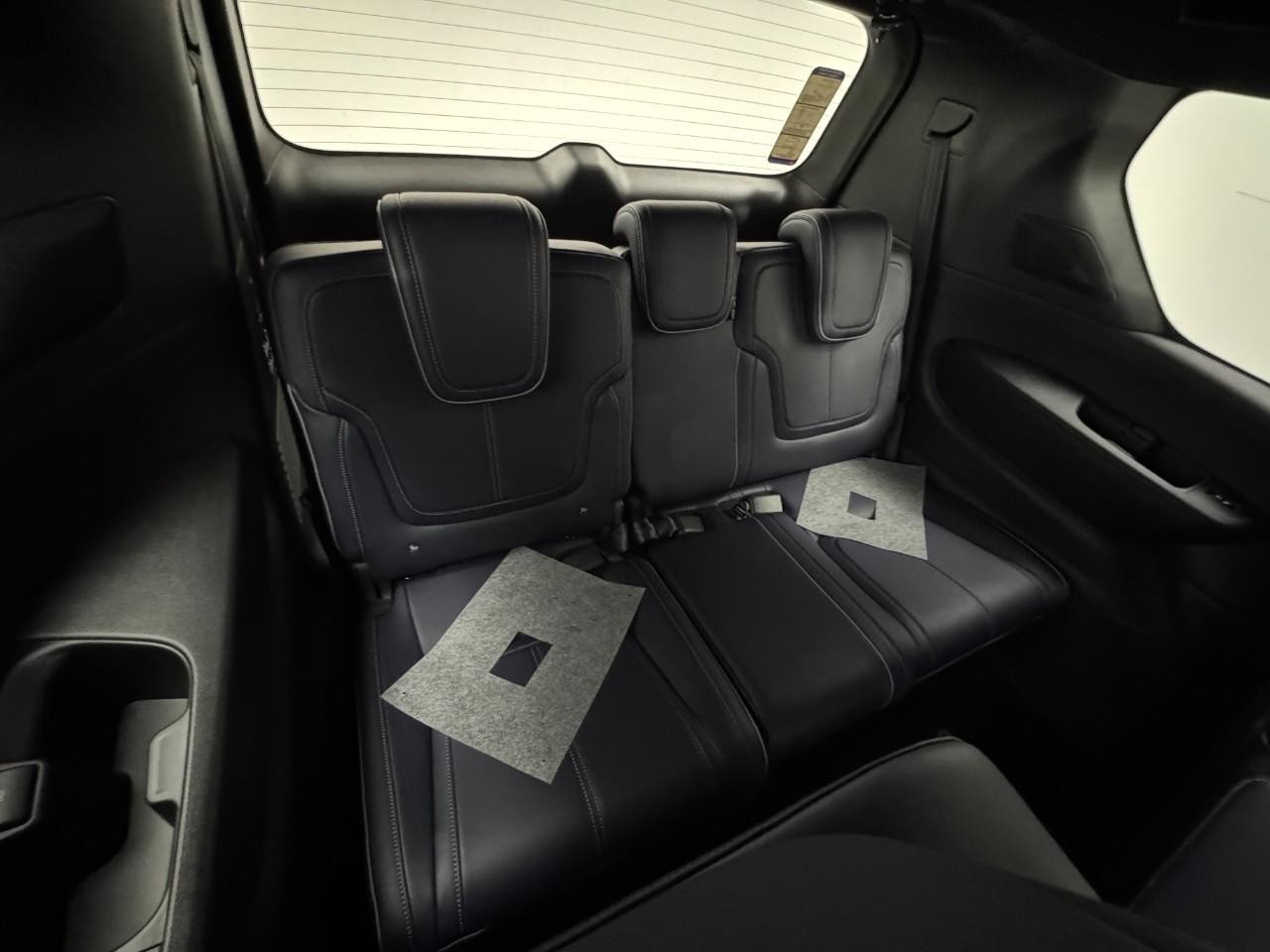 INFINITI QX80 Vehicle Full-screen Gallery Image 11