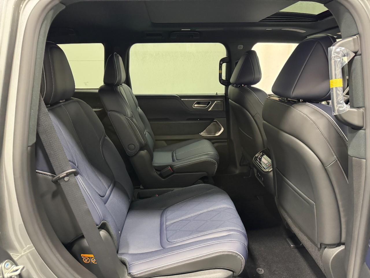 INFINITI QX80 Vehicle Full-screen Gallery Image 12