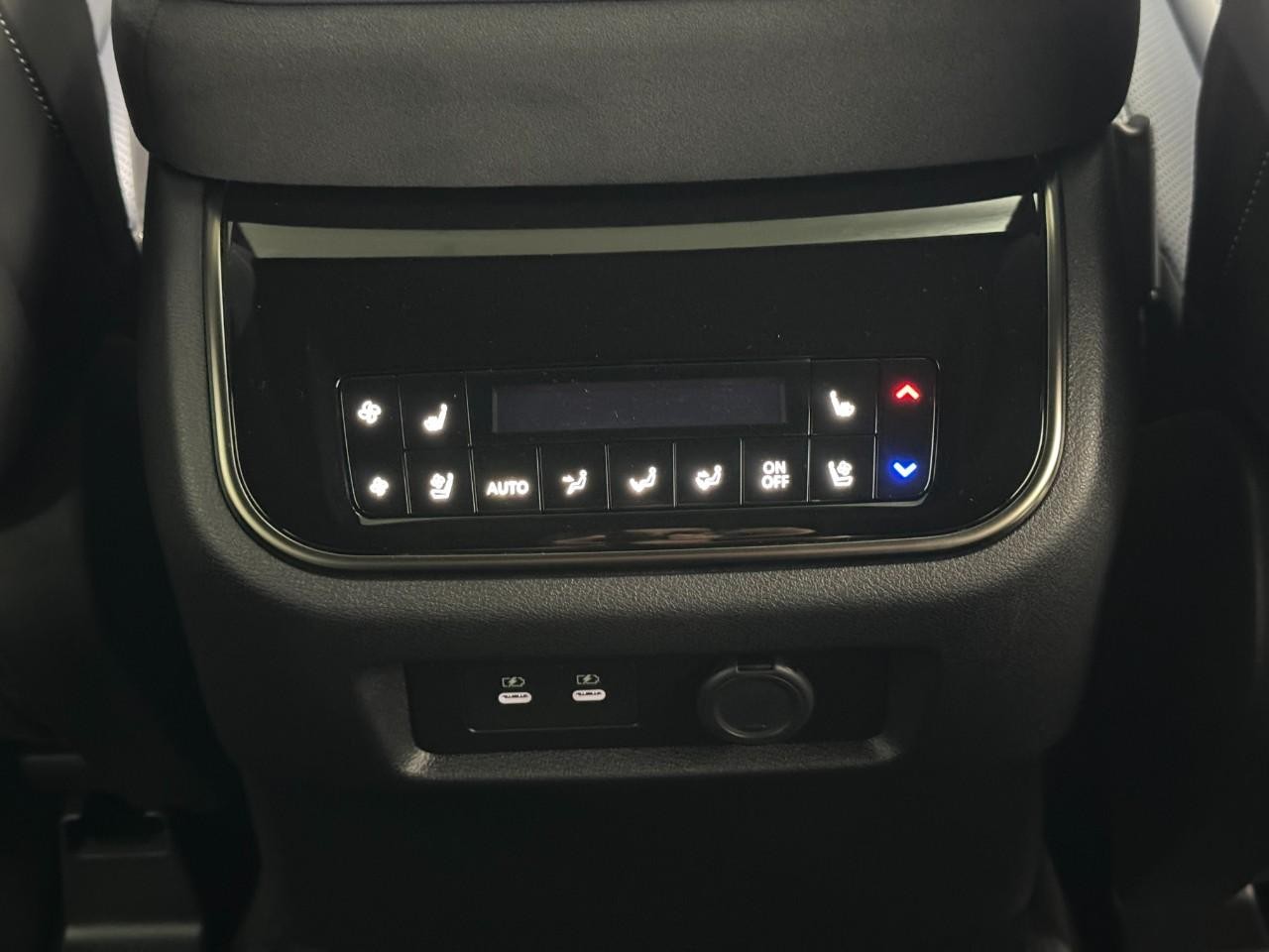 INFINITI QX80 Vehicle Full-screen Gallery Image 13