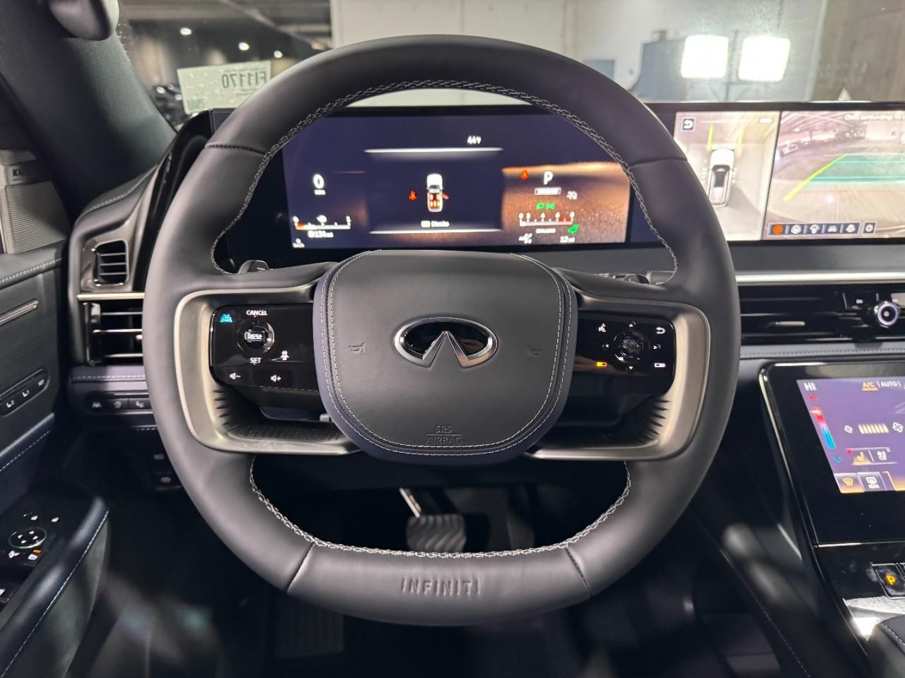 INFINITI QX80 Vehicle Full-screen Gallery Image 16