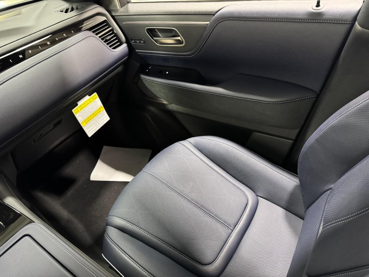 INFINITI QX80 Vehicle Full-screen Gallery Image 19