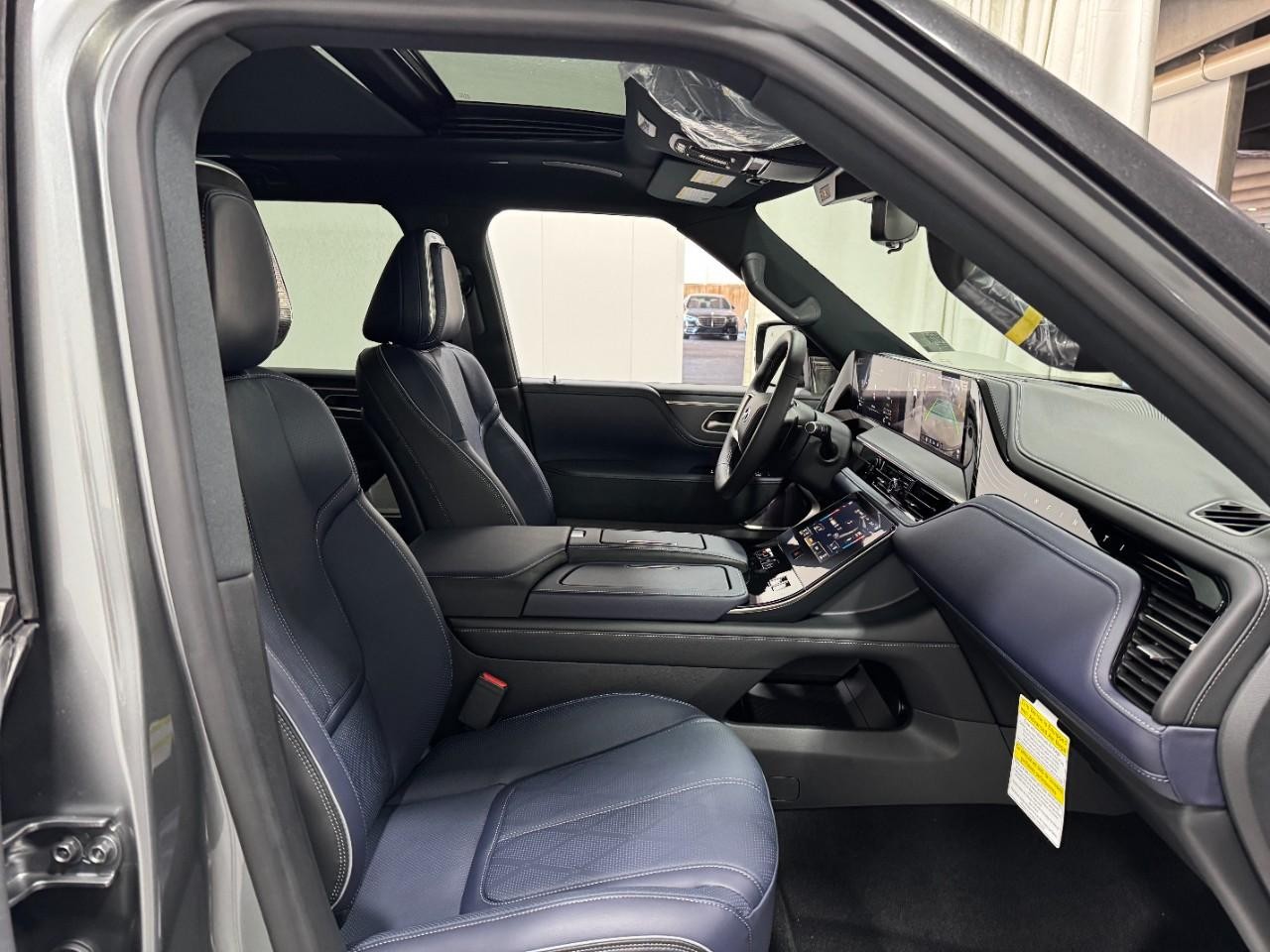 INFINITI QX80 Vehicle Full-screen Gallery Image 20