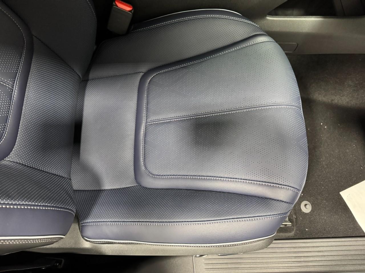 INFINITI QX80 Vehicle Full-screen Gallery Image 21