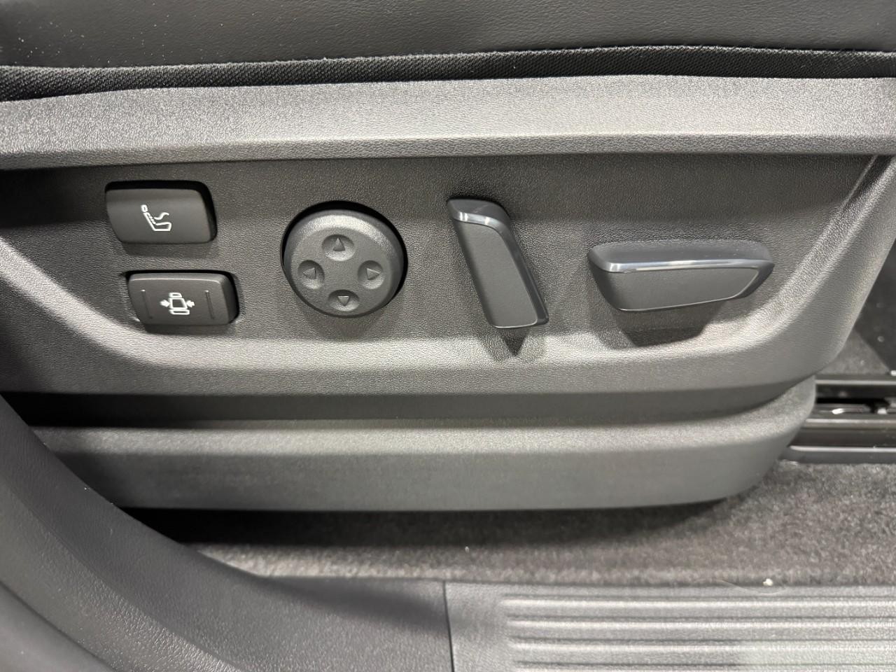 INFINITI QX80 Vehicle Full-screen Gallery Image 22