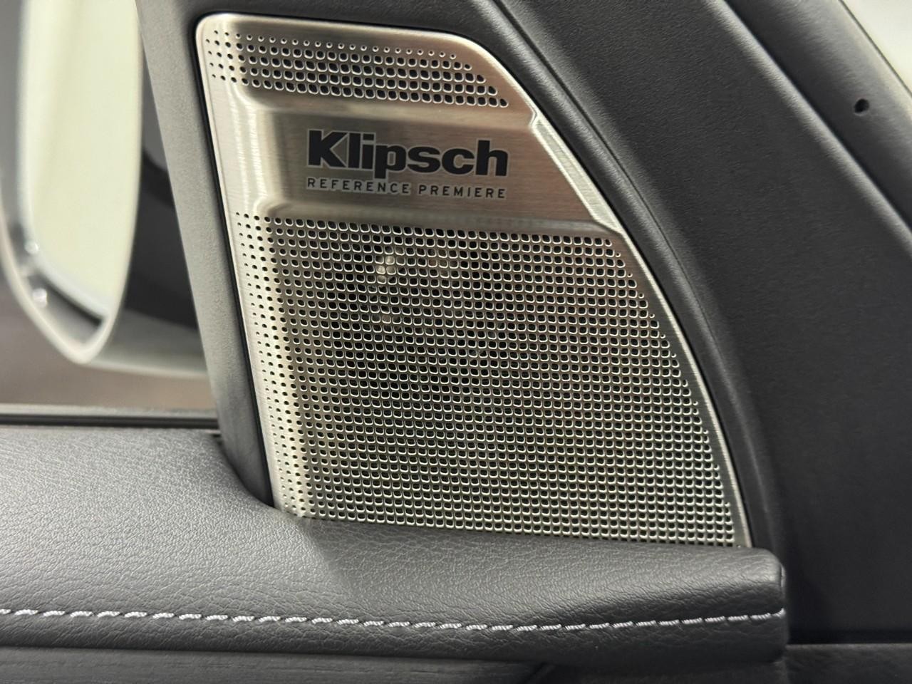 INFINITI QX80 Vehicle Full-screen Gallery Image 25