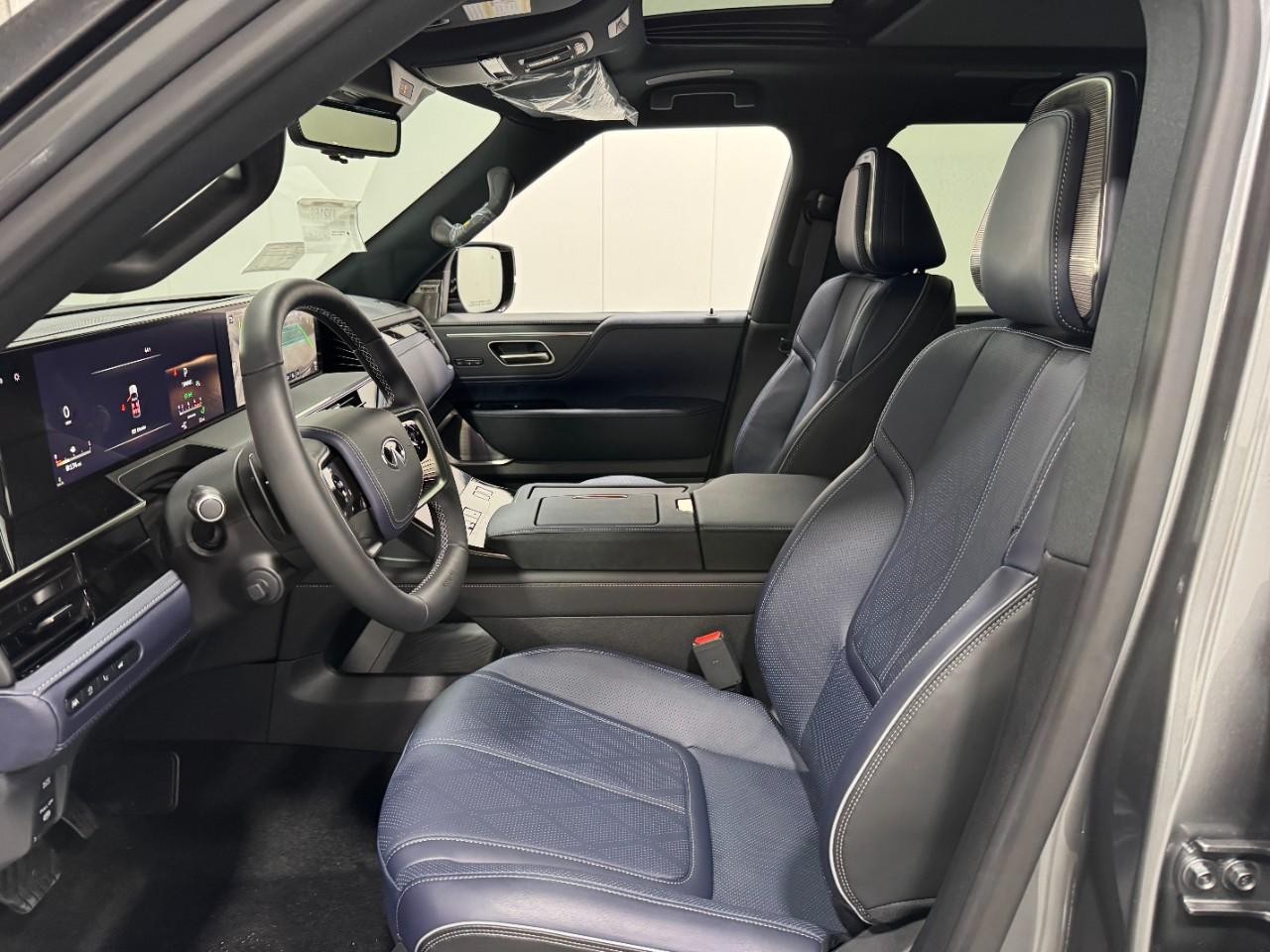 INFINITI QX80 Vehicle Full-screen Gallery Image 28