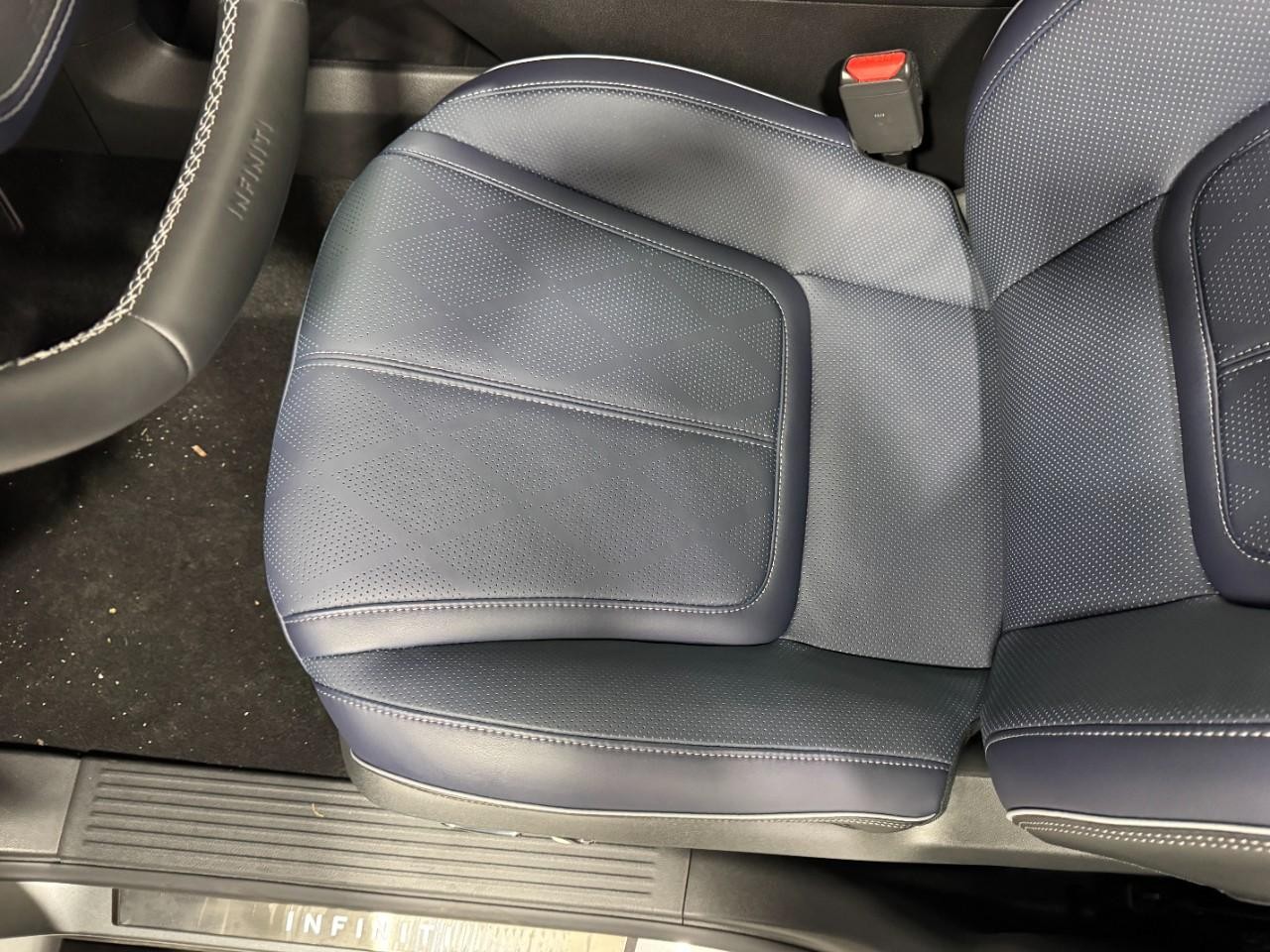 INFINITI QX80 Vehicle Full-screen Gallery Image 29