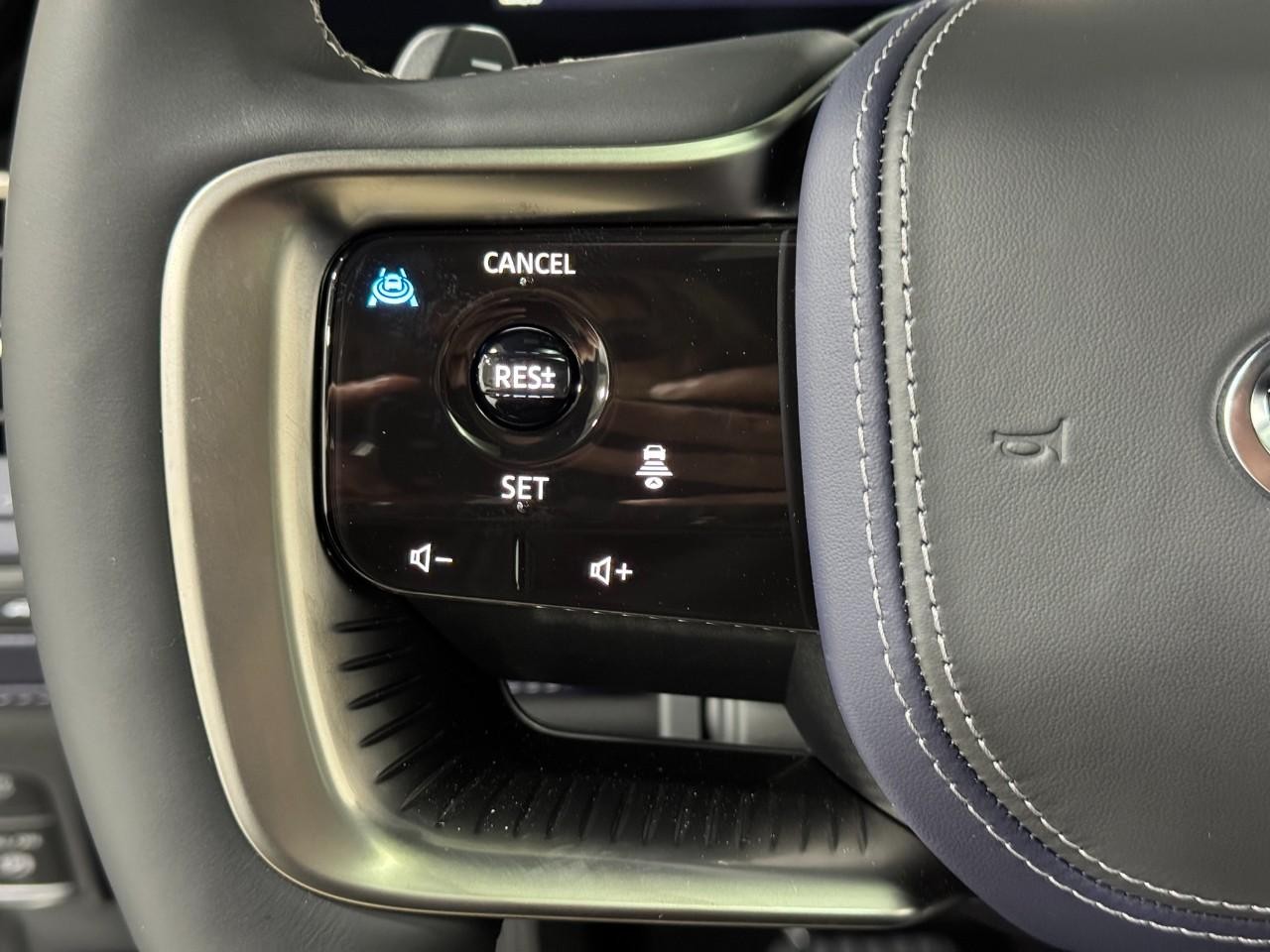 INFINITI QX80 Vehicle Full-screen Gallery Image 32