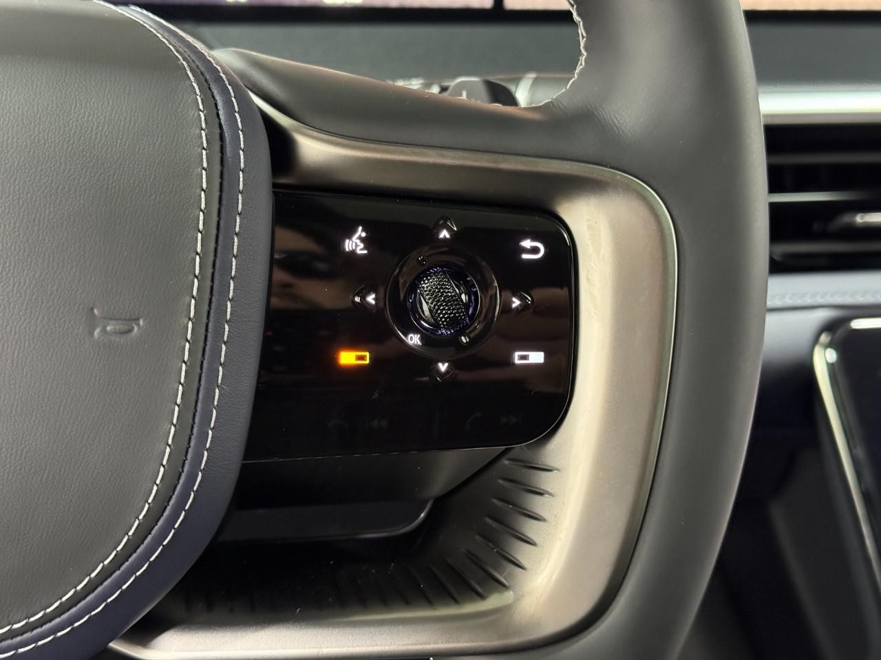 INFINITI QX80 Vehicle Full-screen Gallery Image 33