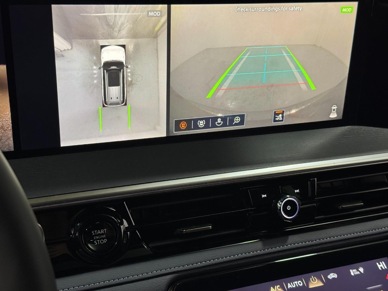 INFINITI QX80 Vehicle Full-screen Gallery Image 35