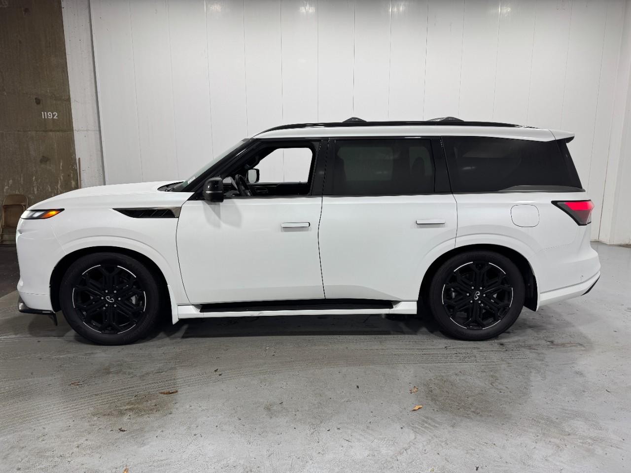 INFINITI QX80 Vehicle Full-screen Gallery Image 2