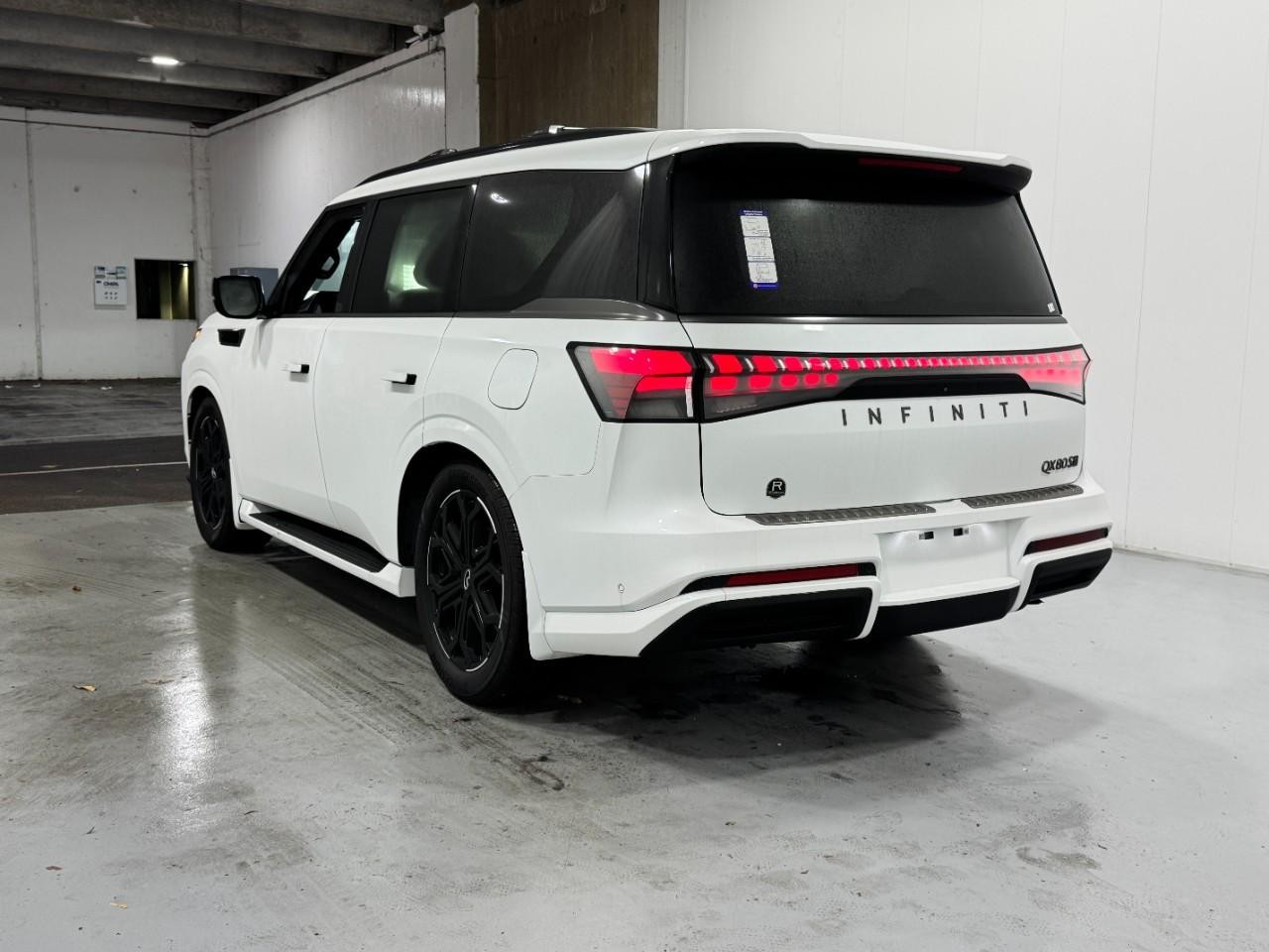 INFINITI QX80 Vehicle Full-screen Gallery Image 3