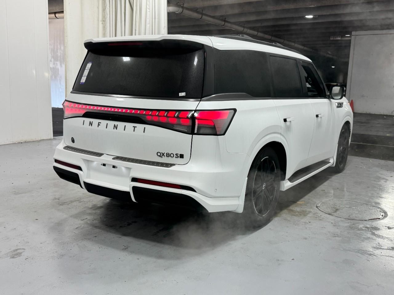 INFINITI QX80 Vehicle Full-screen Gallery Image 4