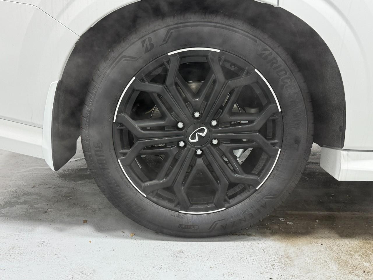 INFINITI QX80 Vehicle Full-screen Gallery Image 5