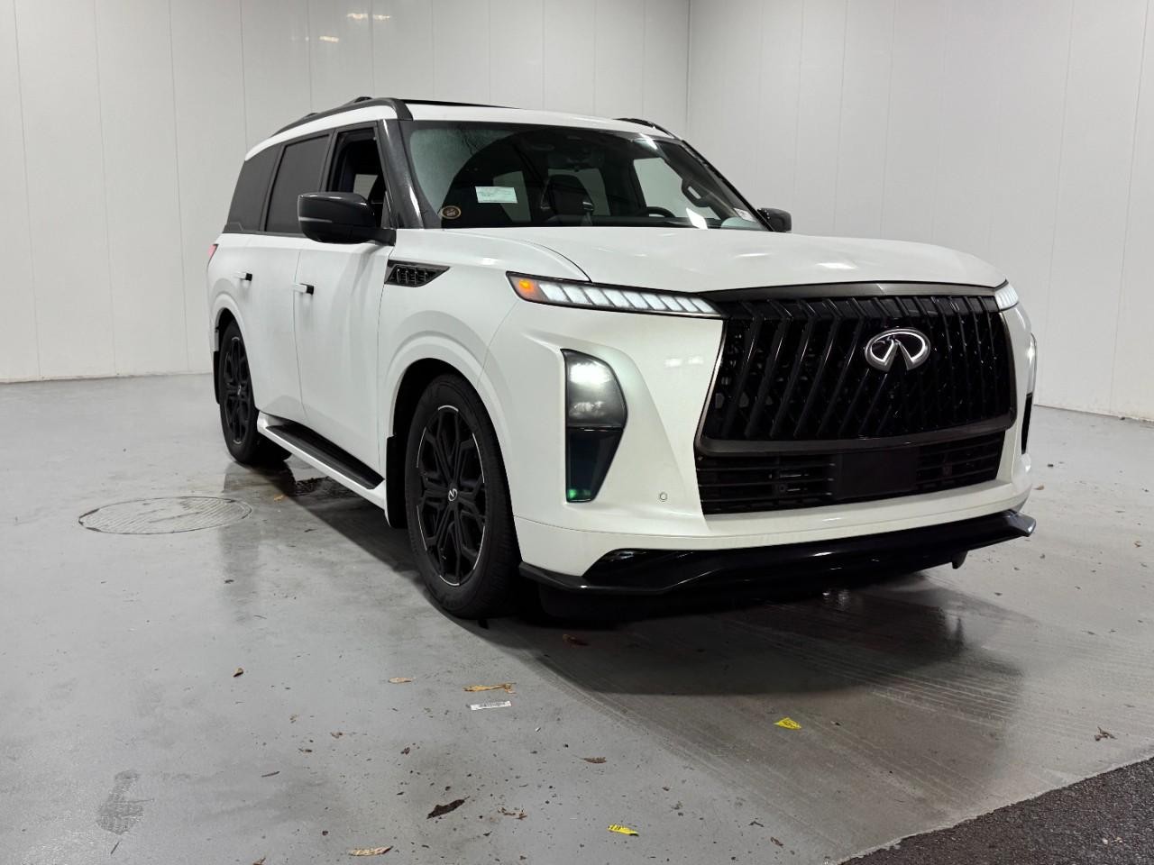 INFINITI QX80 Vehicle Full-screen Gallery Image 6