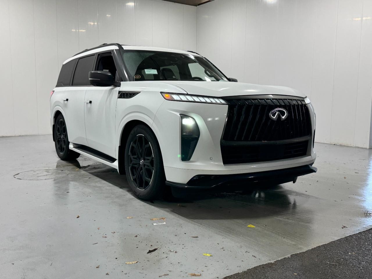 INFINITI QX80 Vehicle Full-screen Gallery Image 7