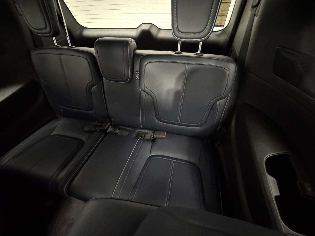 INFINITI QX80 Vehicle Full-screen Gallery Image 9