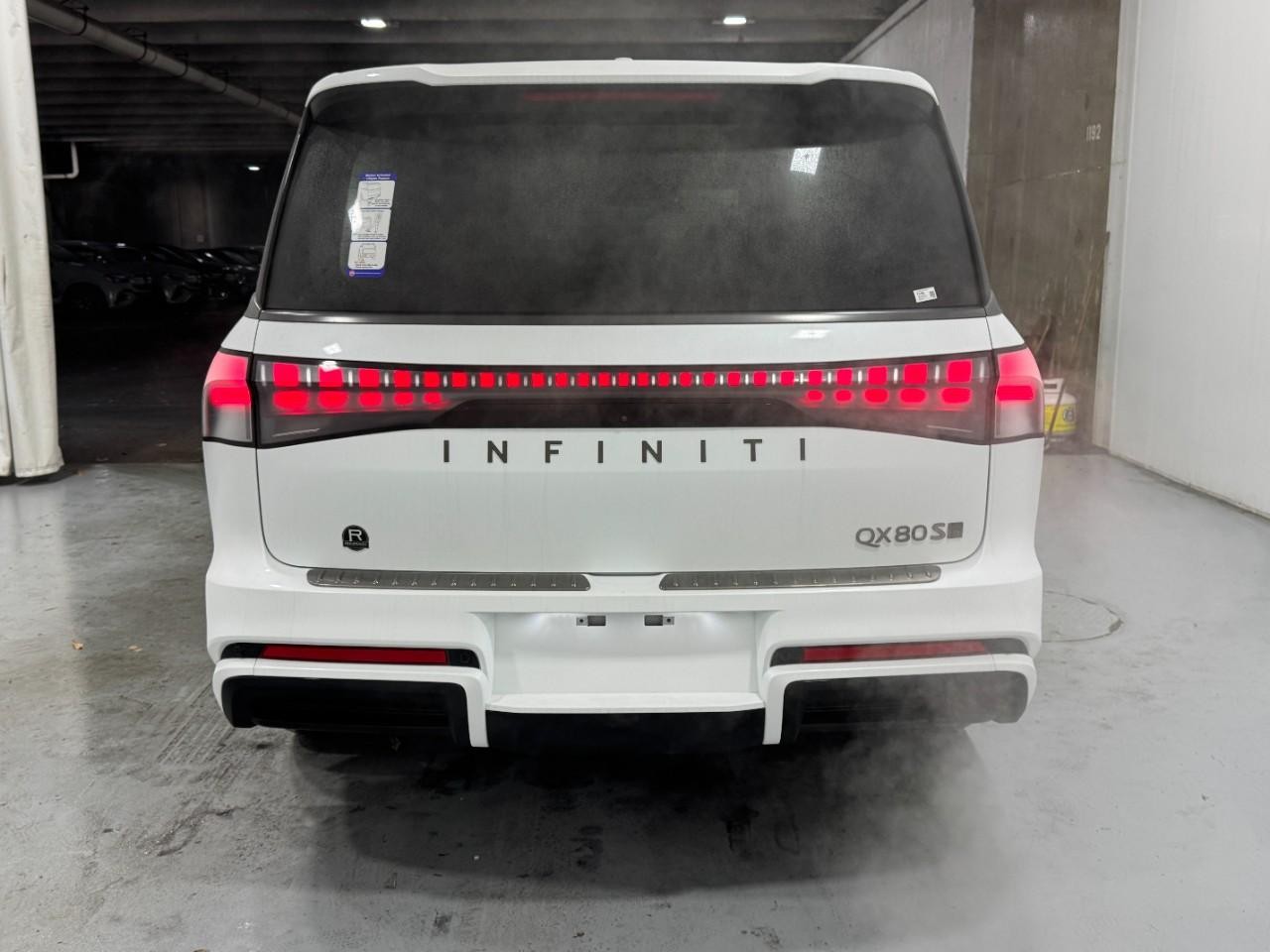 INFINITI QX80 Vehicle Full-screen Gallery Image 11