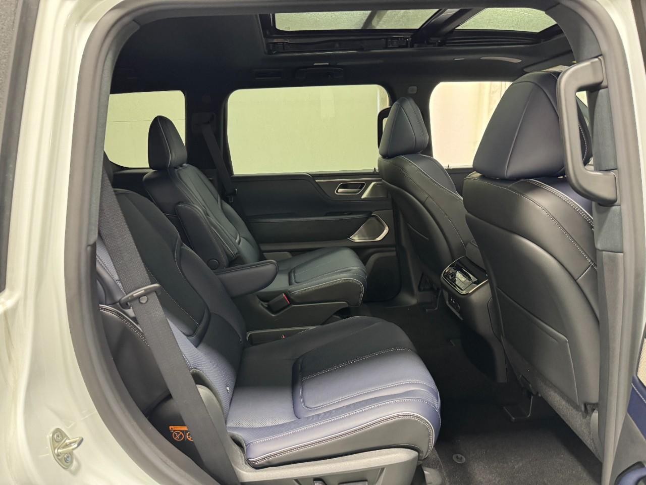 INFINITI QX80 Vehicle Full-screen Gallery Image 13