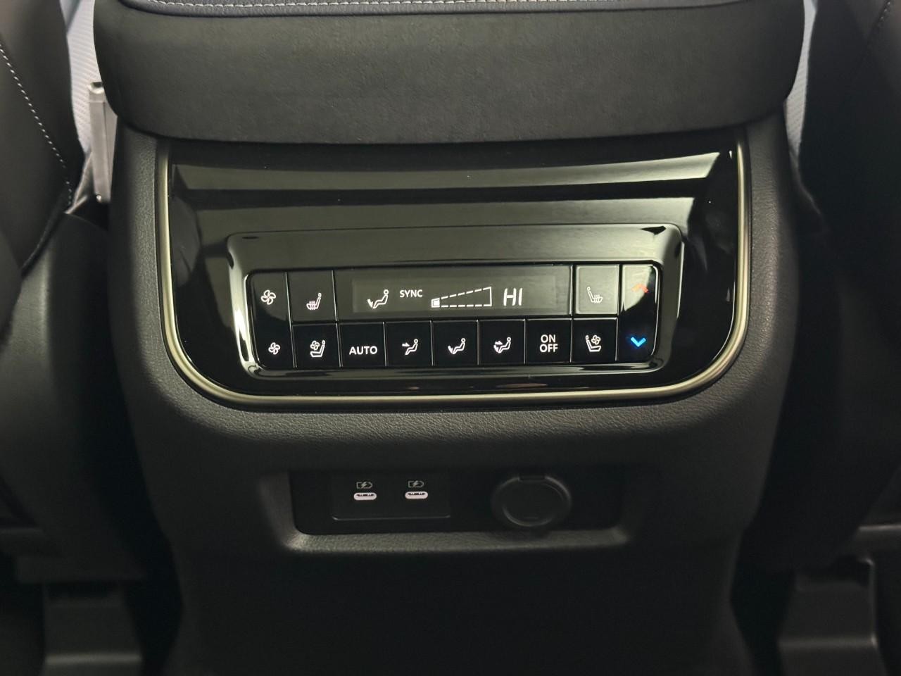 INFINITI QX80 Vehicle Full-screen Gallery Image 14