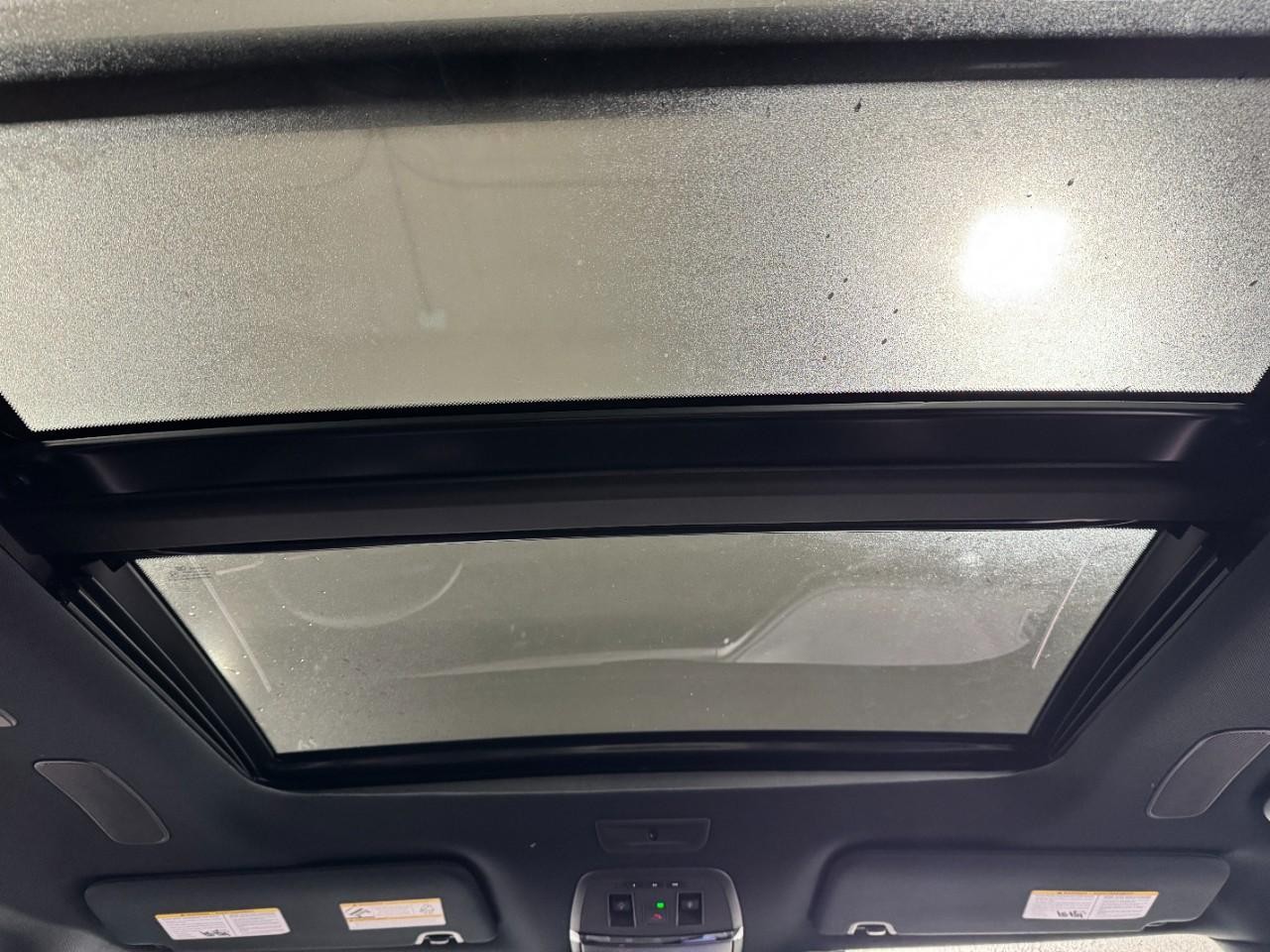 INFINITI QX80 Vehicle Full-screen Gallery Image 15