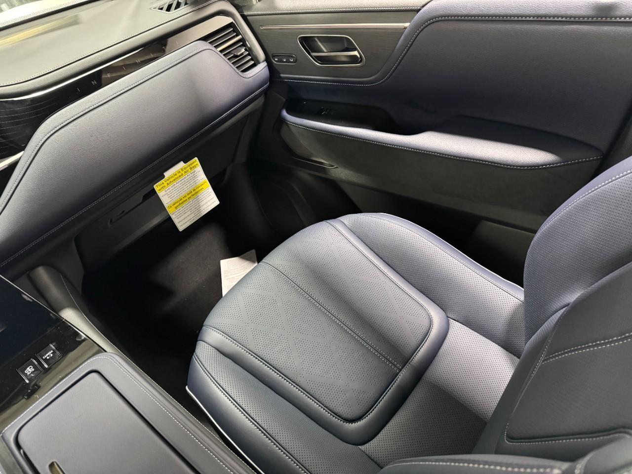 INFINITI QX80 Vehicle Full-screen Gallery Image 20