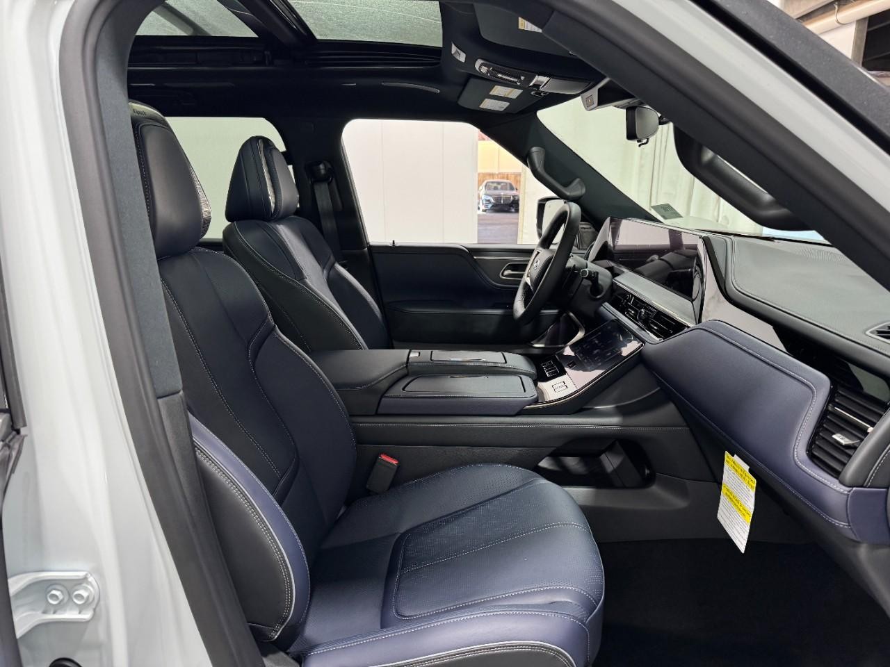 INFINITI QX80 Vehicle Full-screen Gallery Image 21