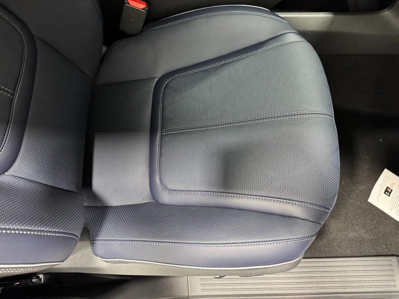 INFINITI QX80 Vehicle Full-screen Gallery Image 22