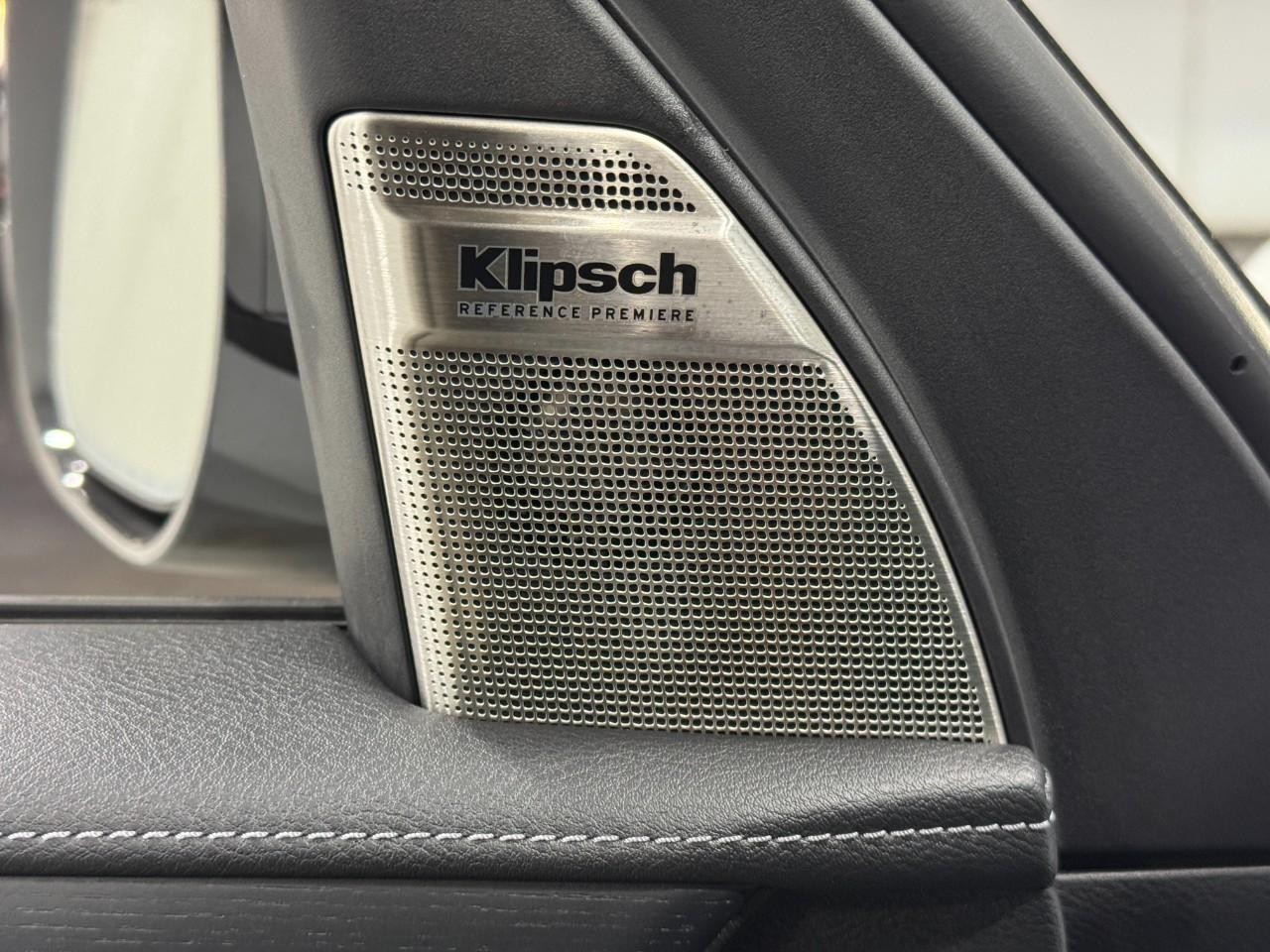 INFINITI QX80 Vehicle Full-screen Gallery Image 26