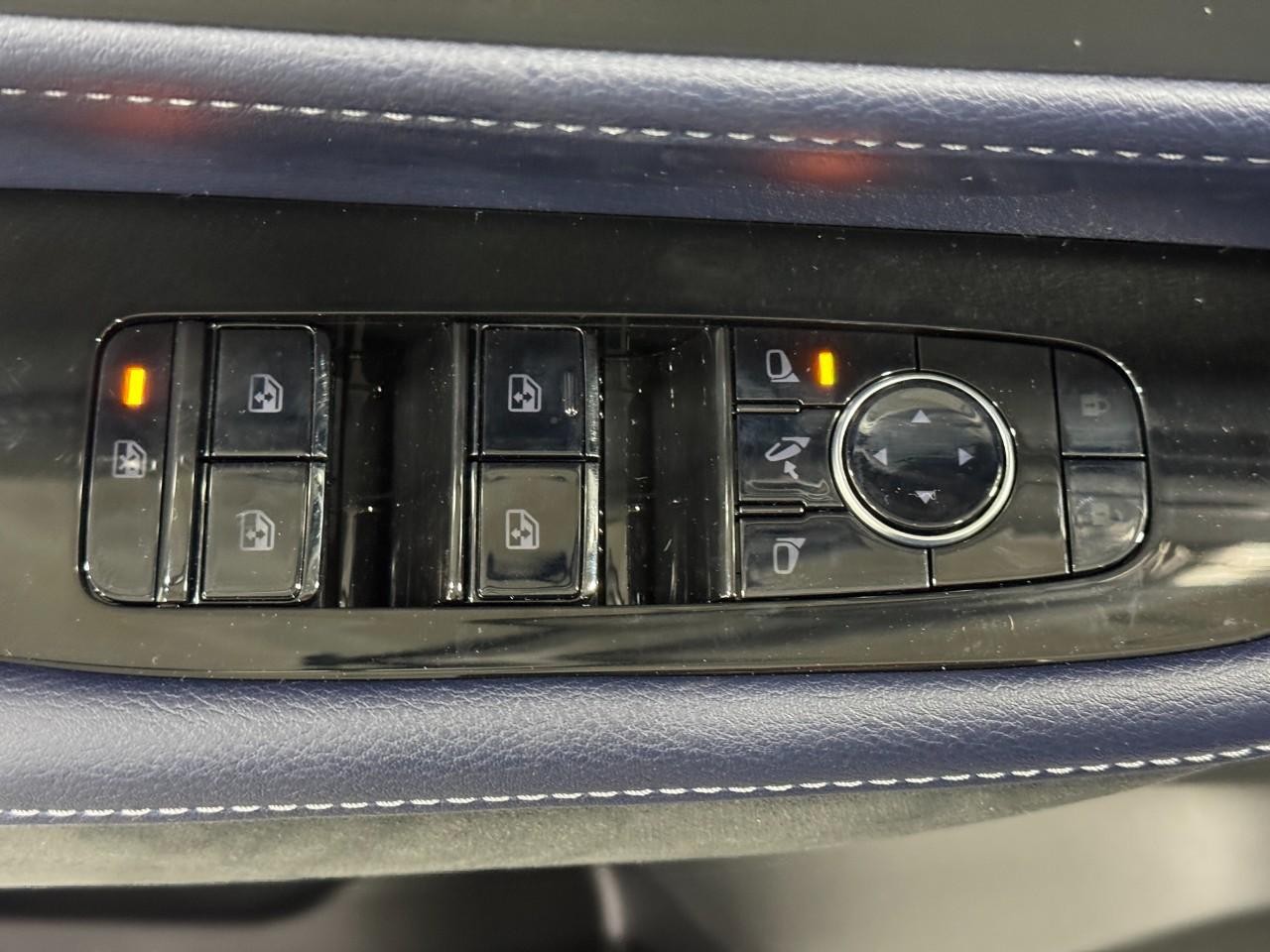 INFINITI QX80 Vehicle Full-screen Gallery Image 28