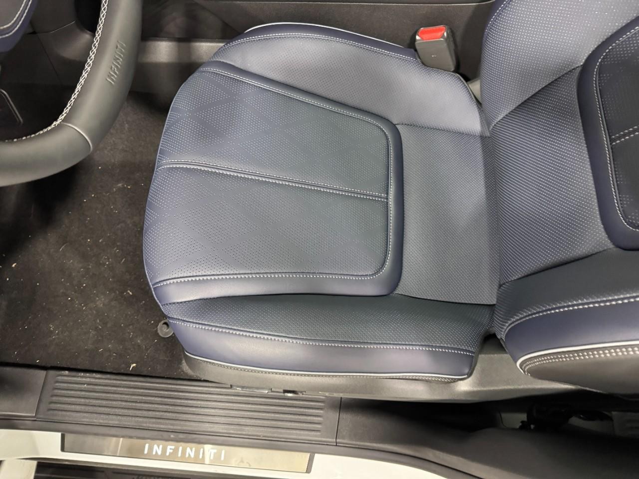 INFINITI QX80 Vehicle Full-screen Gallery Image 30