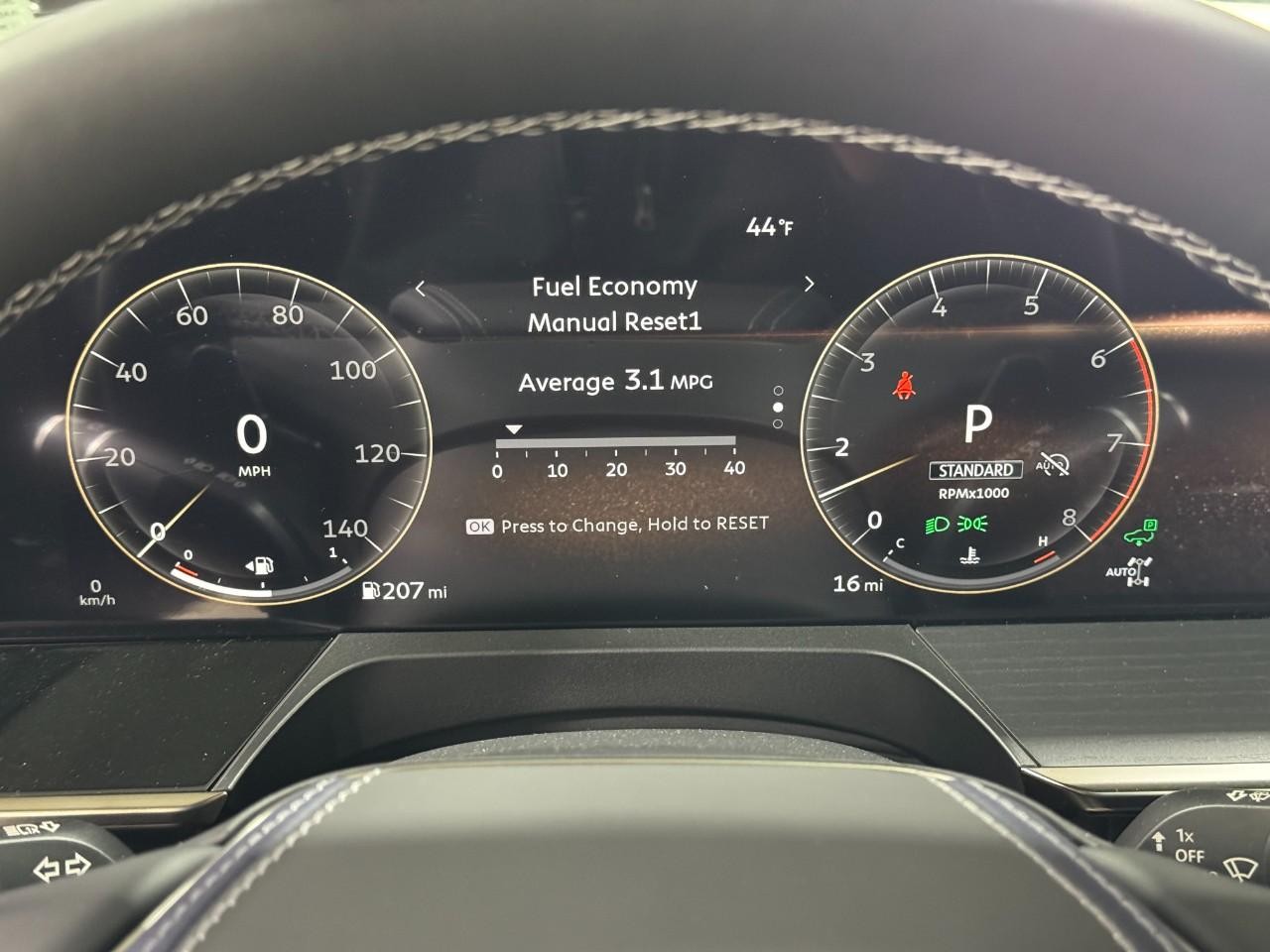 INFINITI QX80 Vehicle Full-screen Gallery Image 35