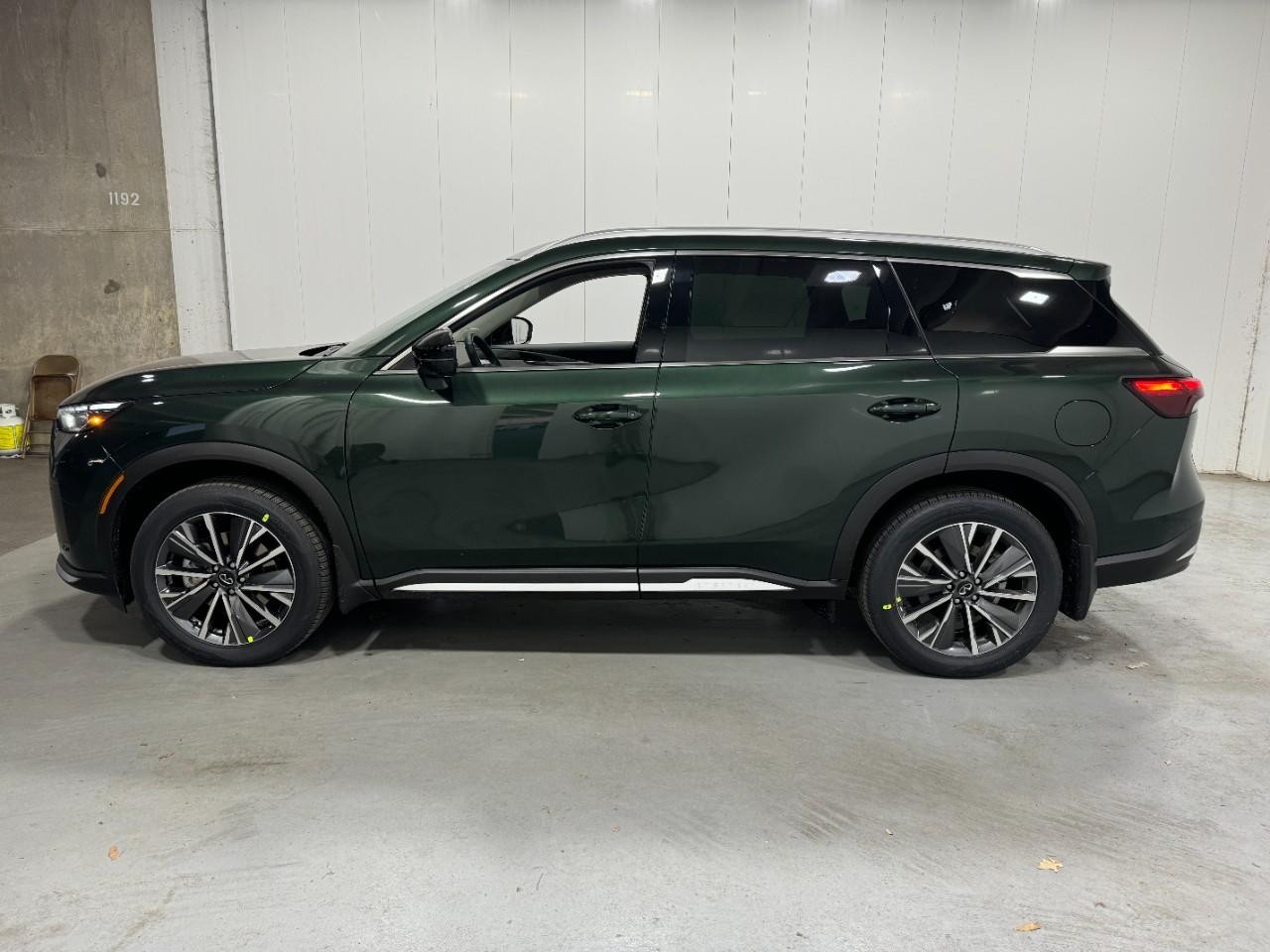 INFINITI QX60 Vehicle Full-screen Gallery Image 2