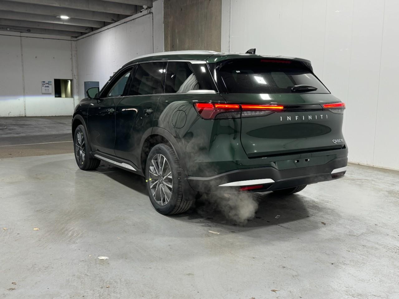 INFINITI QX60 Vehicle Full-screen Gallery Image 3