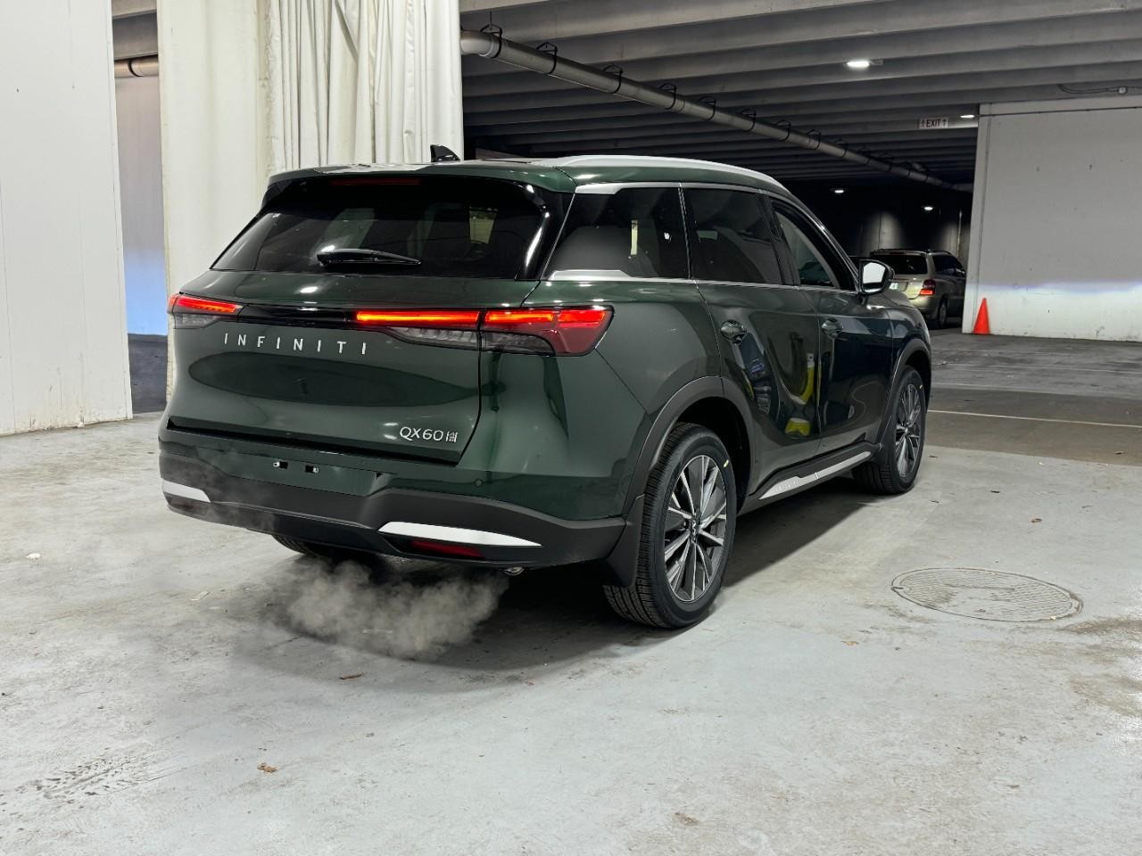 INFINITI QX60 Vehicle Full-screen Gallery Image 4