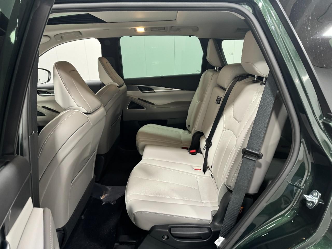 INFINITI QX60 Vehicle Full-screen Gallery Image 9