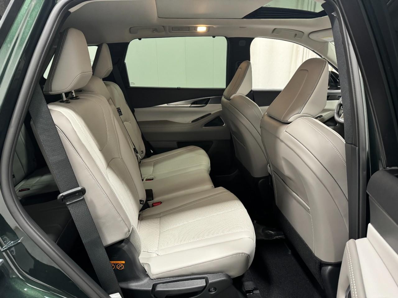 INFINITI QX60 Vehicle Full-screen Gallery Image 12